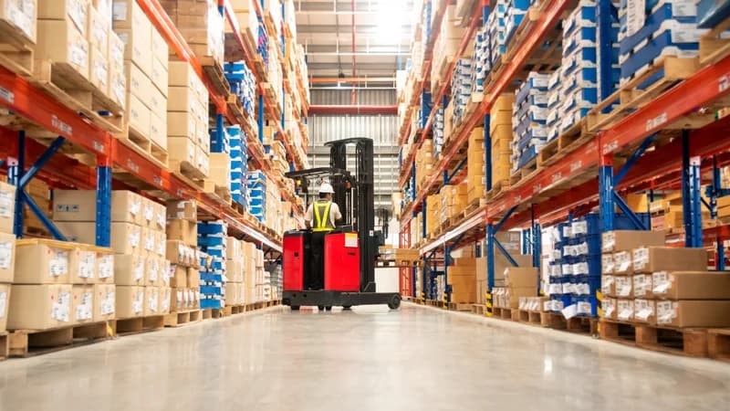 Secure storage and distribution centers with inventory management to optimize your supply chain logistics.